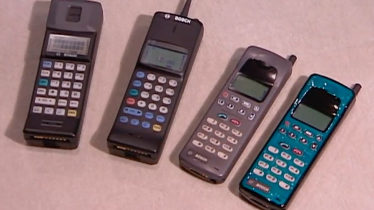 Před 25 lety se v Česku začaly masově šířit mobily. Co uměly a kolik stály?